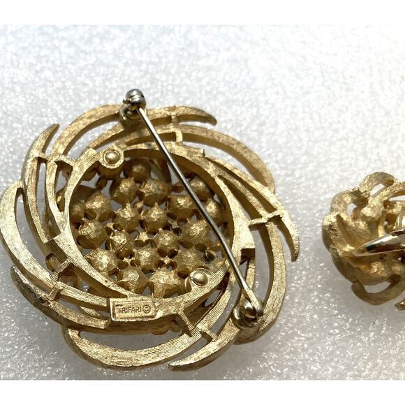 VTG CROWN TRIFARI RHINESTONE GREEN SPIRAL Gold Tone BROOCH EARRINGS SET - Picture 5 of 9